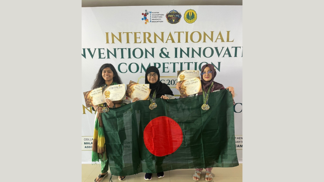 স্বর্ণপদক জয়ী তিন শিক্ষার্থী মালিহা মেহনাজ, নোশিন সাইয়ারা এবং তাসনিয়া রহমান মাহা