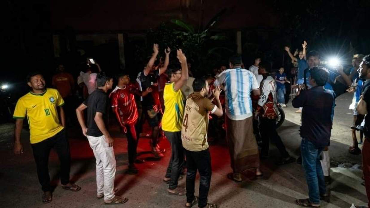কলেজের হল এলাকায় দুই দলের সমর্থকপাল্টাপাল্টি স্লোগান দেন