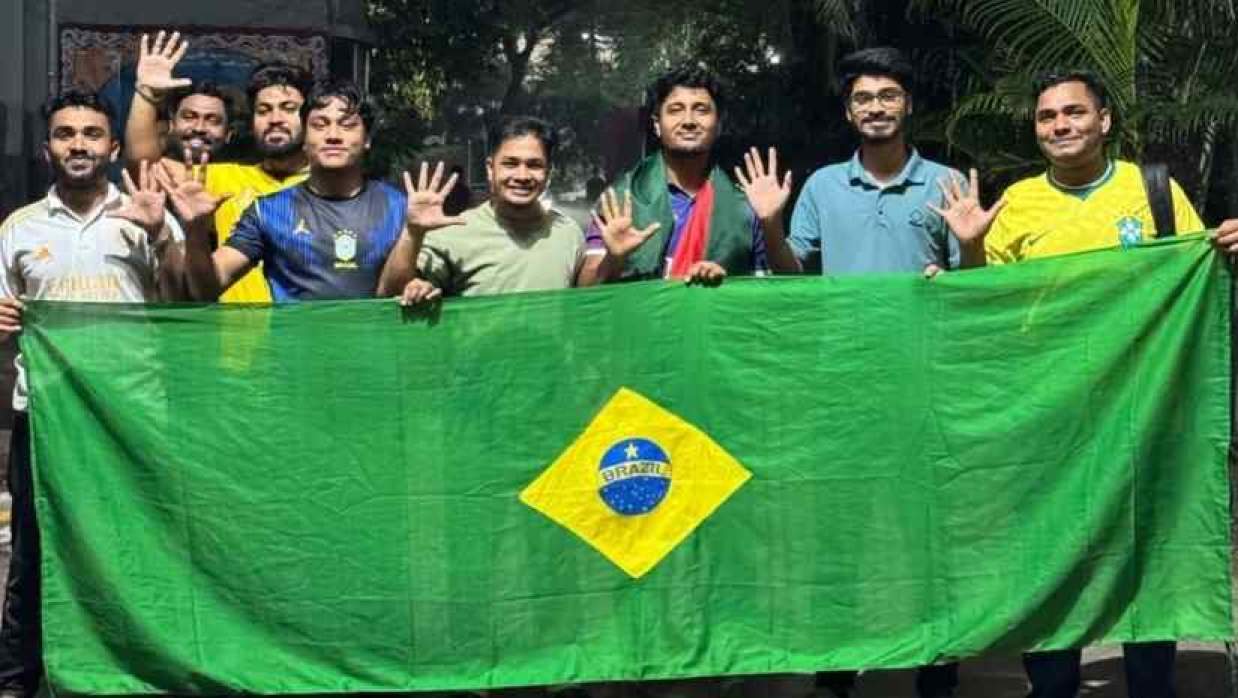  জবি ক্যাম্পাসে ফুটবল উন্মাদনা 