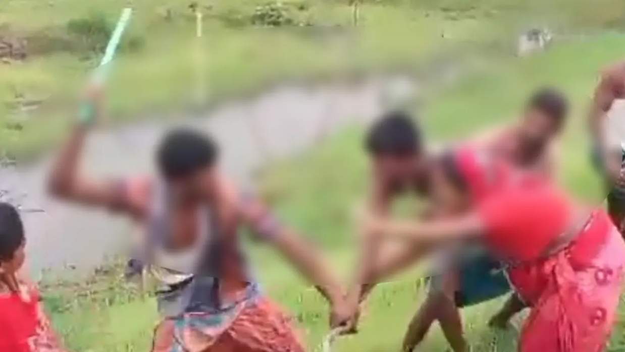 নারীকে প্রকাশ্যে বেধড়ক মারধরের ভিডিও ভাইরাল, যুবদল নেতা বহিষ্কার