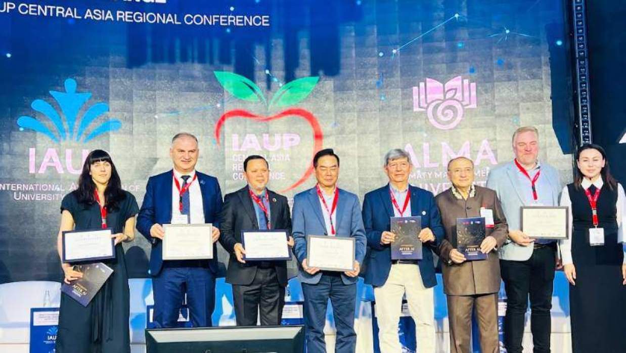 ‘ইউনিভার্সিটিজ আফটার এআই: ভয়েসেস ফ্রম দ্য গ্লোবাল ফ্রন্টিয়ার’ বইয়ের মোড়ক উন্মোচন অনুষ্ঠানে অন্যদের সঙ্গে ড. মো. সবুর খান 