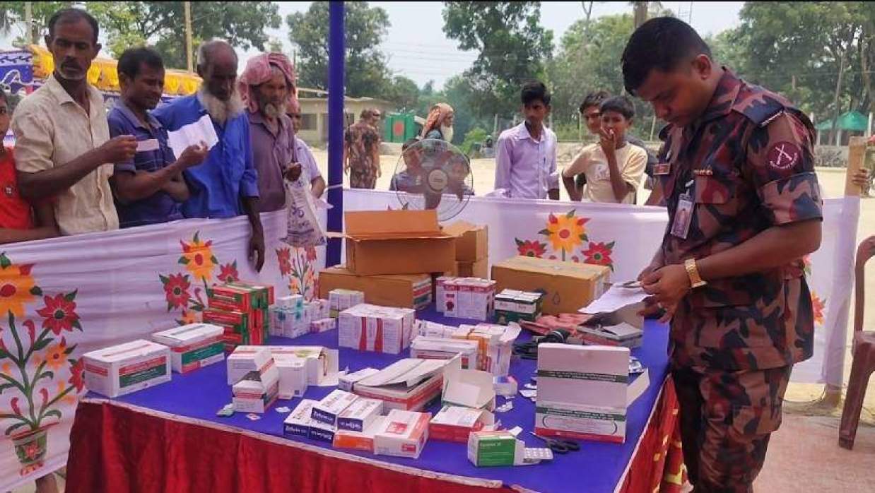 ব্যবস্থাপত্র দেখিয়ে ওষুধ নেওয়ার অপেক্ষায় সেবাপ্রার্থীরা