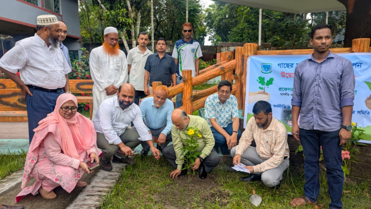 কৃষি অর্থনীতি ও গ্রামীণ সমাজবিজ্ঞান অনুষদীয় ছাত্র সমিতির উদ্যোগে গাছের চারা রোপণ 