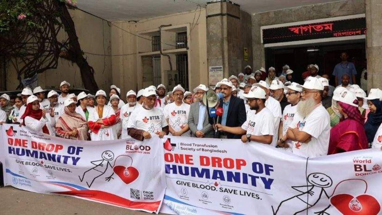 স্বেচ্ছায় রক্তদানে মিটছে মাত্র ৩০% চাহিদা, ডাটাবেজে জোর বিশেষজ্ঞদের