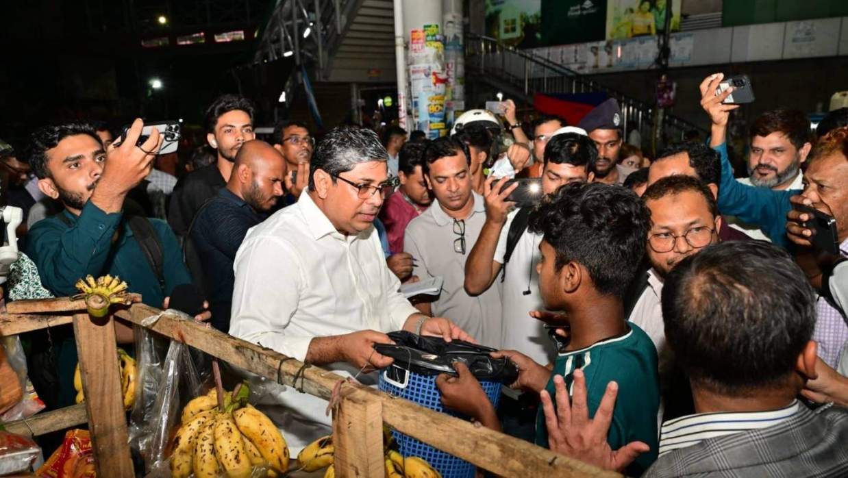 আকস্মিক পরিদর্শন করেছেন স্থানীয় সরকার, পল্লী উন্নয়ন ও সমবায় মন্ত্রণালয়ের প্রতিমন্ত্রী মীর শাহে আলম