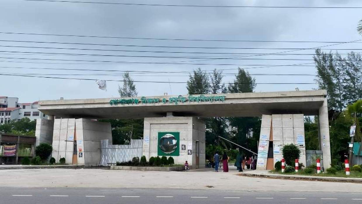 বিশ্ববিদ্যালয়ের প্রধান ফটকে টিনের বেড়া
