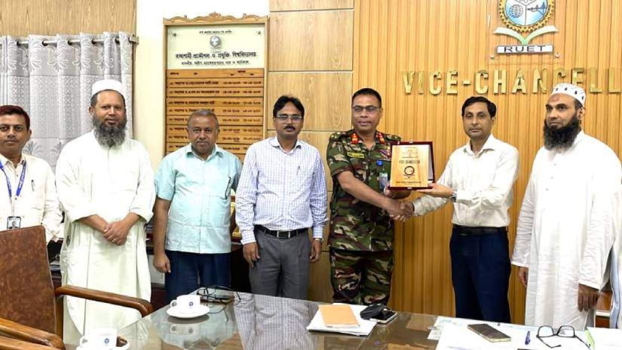 বিএইউইটির উপাচার্যের হাতে সম্মাননা ক্রেস্ট তুলে দেন রুয়েট উপাচার্য অধ্যাপক ড. এস এম আব্দুর রাজ্জাক