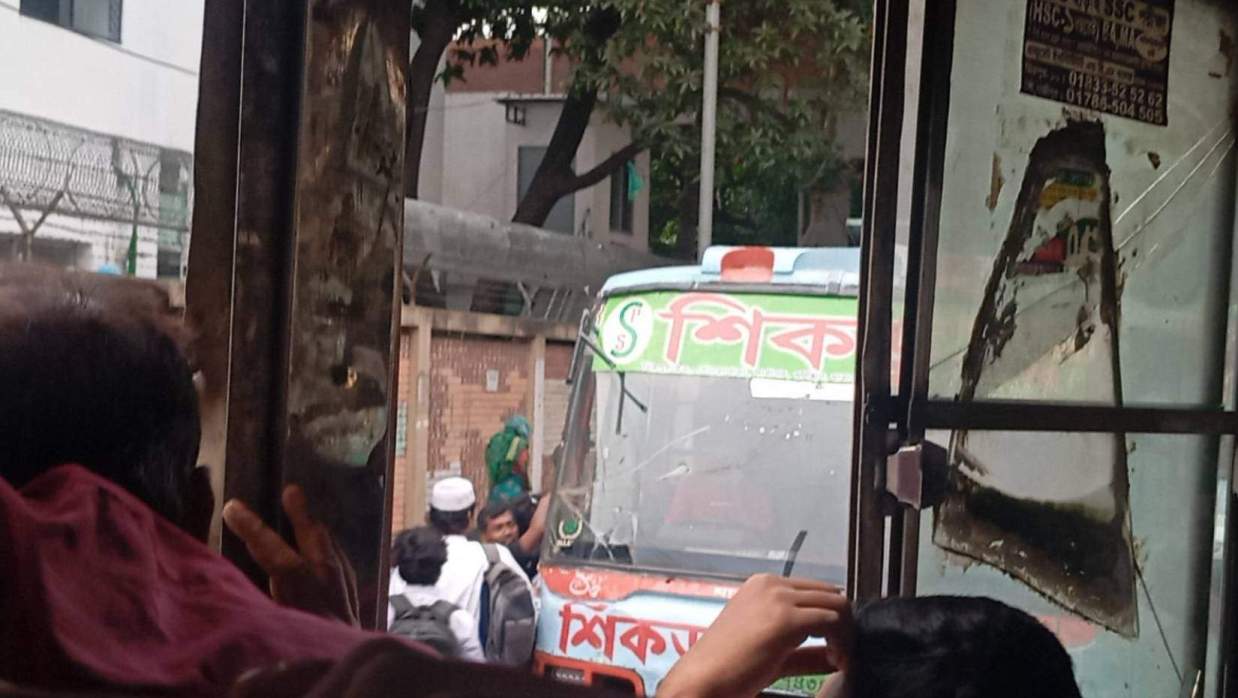 শিকড় পরিবহণের দুই বাস