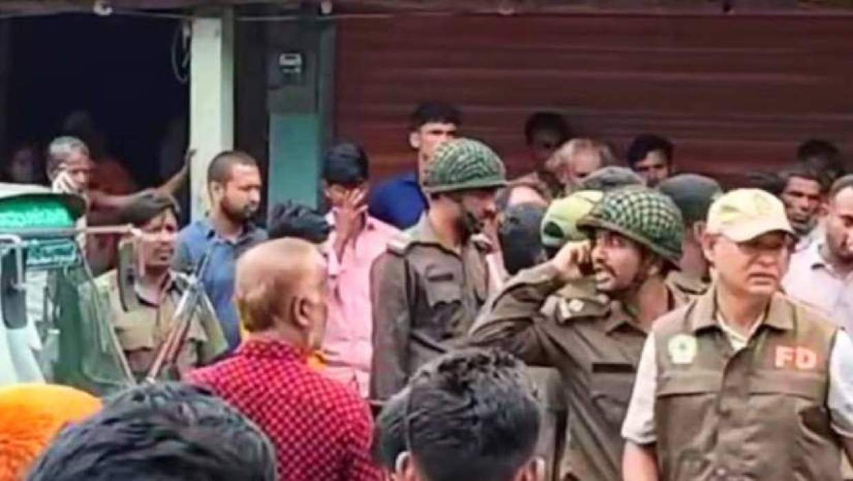 বন বিভাগের কর্মীরা ও স্থানীয় লোকজন