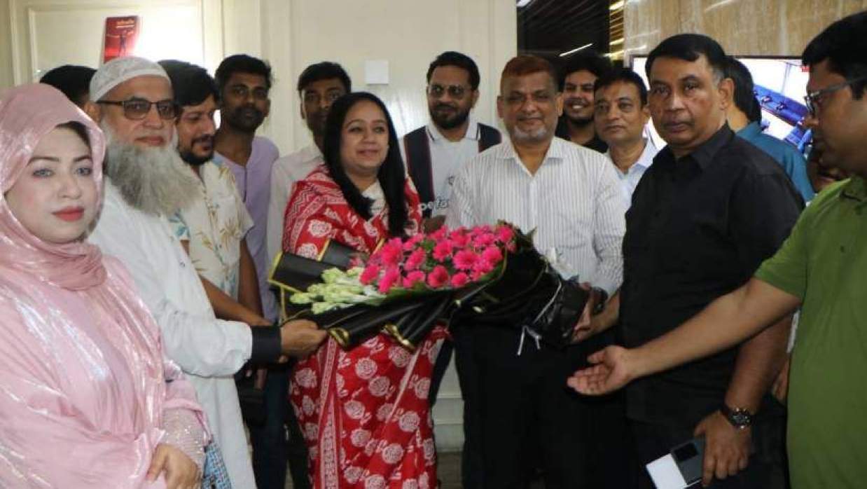 শেকৃবি প্রশাসনের পক্ষ থেকে নবনির্বাচিত সিন্ডিকেট সদস্যদ্বয়কে ফুলেল শুভেচ্ছা জানানো হয়