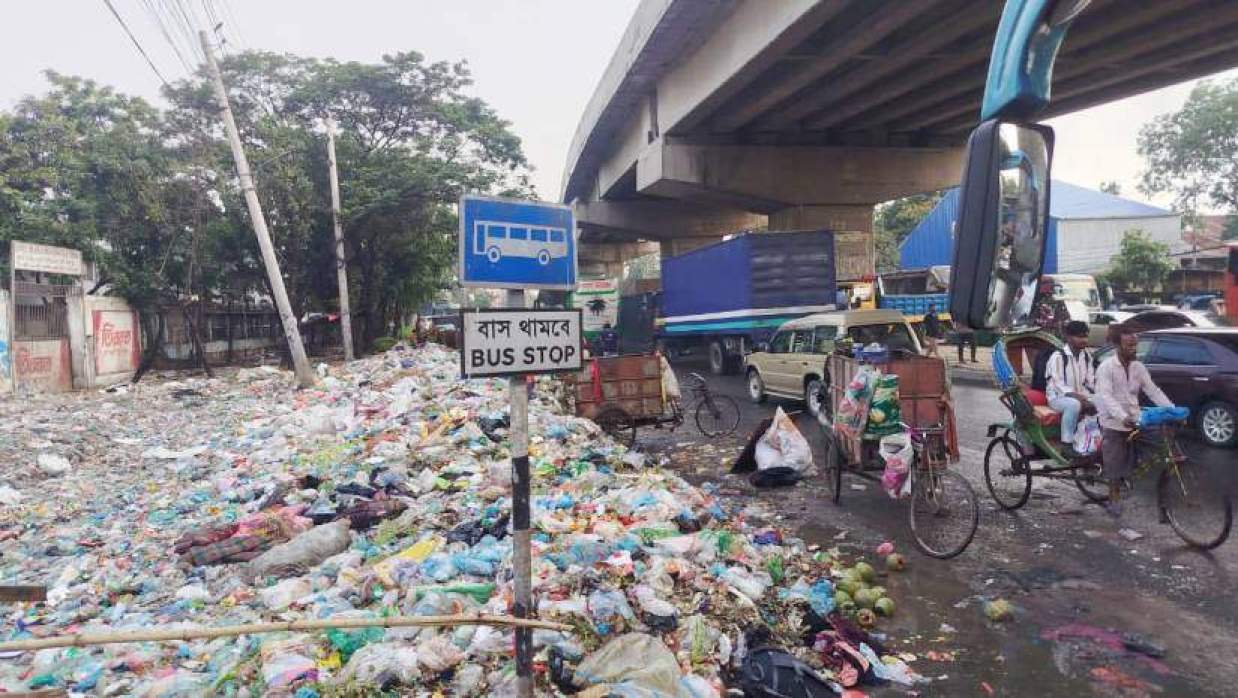 গাজীপুরের টঙ্গীর চেরাগআলী এলাকায় ঢাকা-ময়মনসিংহ মহাসড়কের পাশে এভাবেই ফেলা হচ্ছে ময়লা