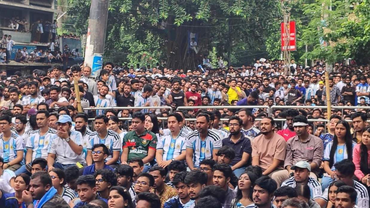 ছাত্র-জনতার সঙ্গে খেলা দেখছেন ছাত্রনেতারা