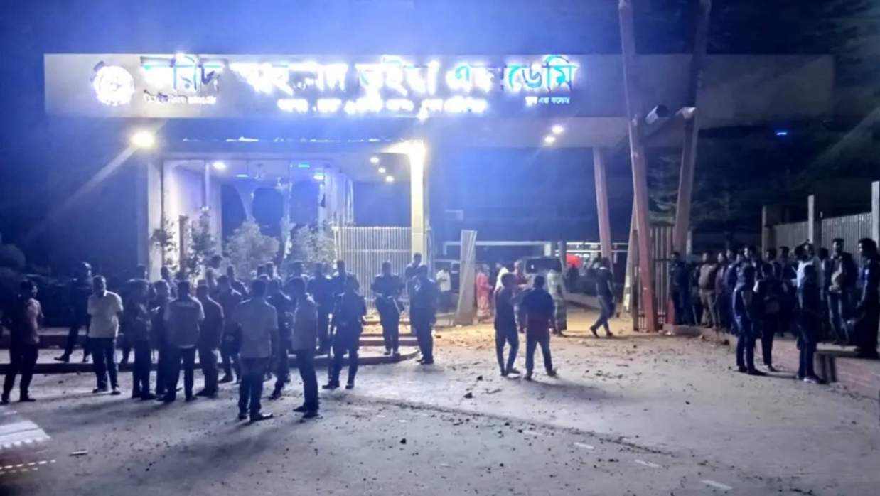 ক্যাম্পাসে উত্তেজনা