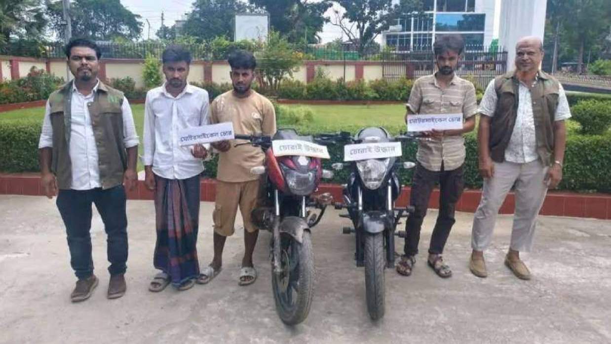 চোরাই মোটরসাইকেলসহ গ্রেপ্তার তিনজন (মাঝে)
