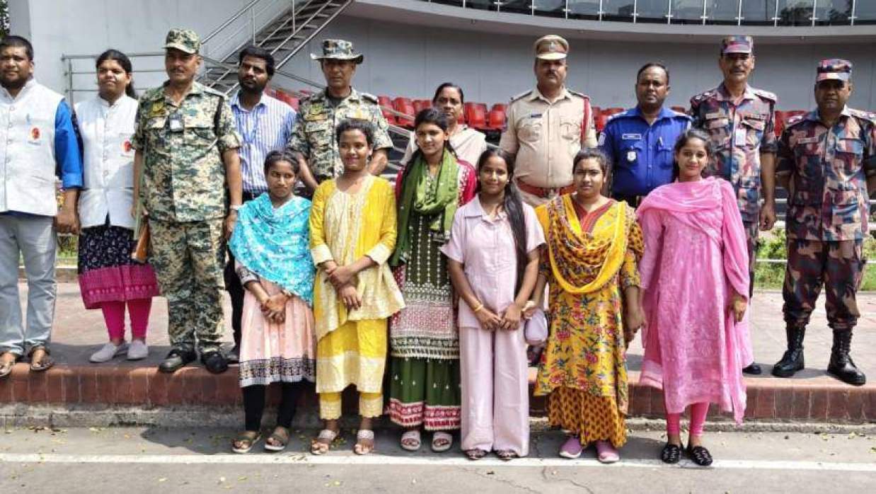 দুই দেশের প্রশাসনিক ও কূটনৈতিক উদ্যোগে ট্রাভেল পারমিটের মাধ্যমে দেশে ফিরেছেন ভারতে পাচার হওয়া ৬ বাংলাদেশি নারী