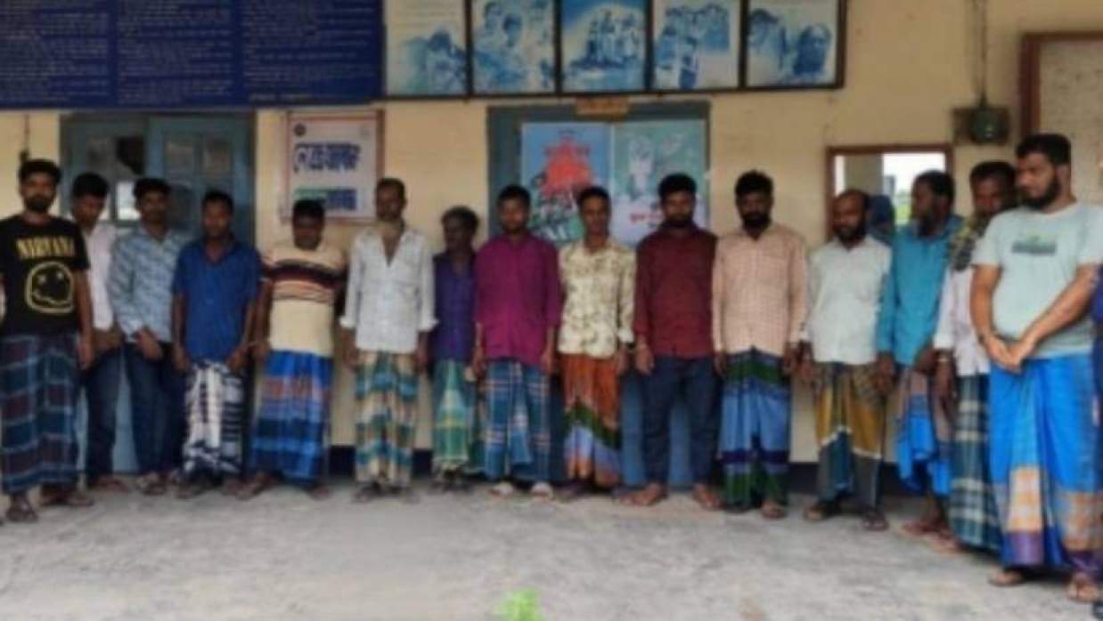 নেত্রকোনায় ষাঁড়ের লড়াইয়ের আড়ালে জুয়ার আসর, গ্রেপ্তার ১৫