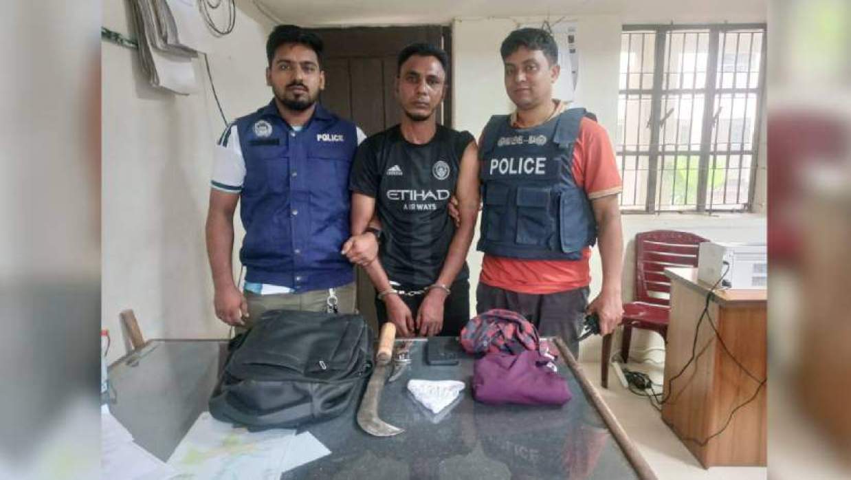 দেশি অস্ত্রসহ আটক যুবক (মাঝে)