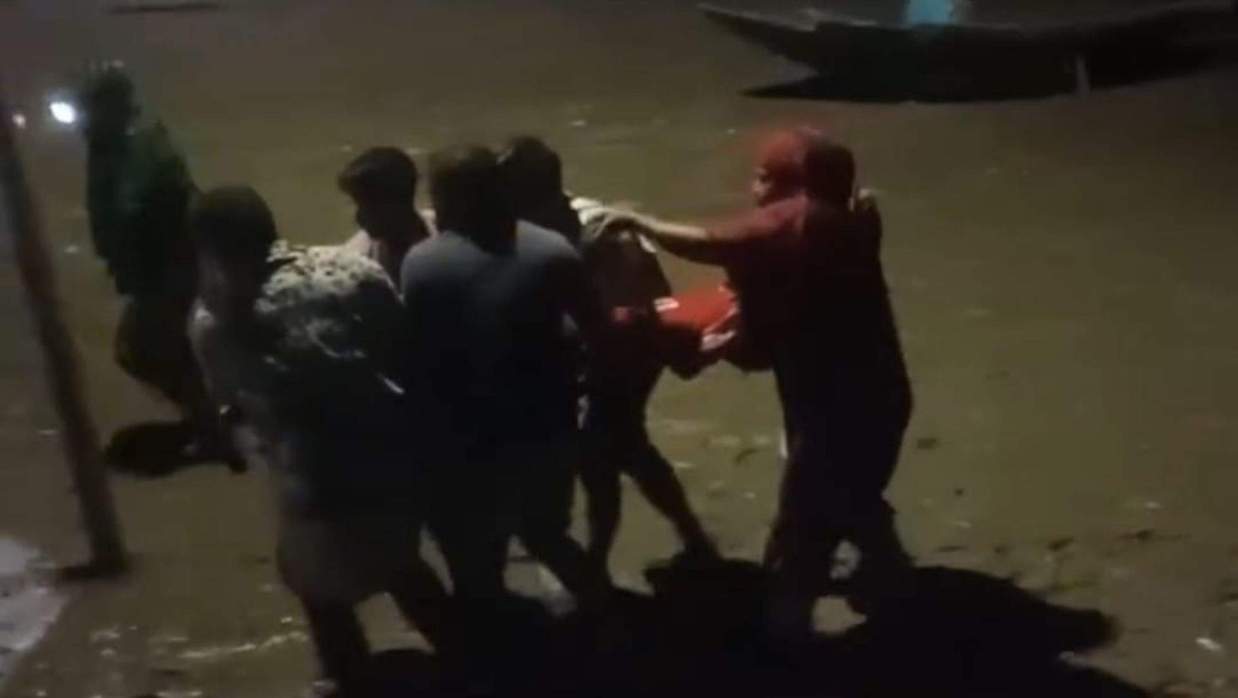 স্থানীয় জেলেরা তার মরদেহ উদ্ধার করেন