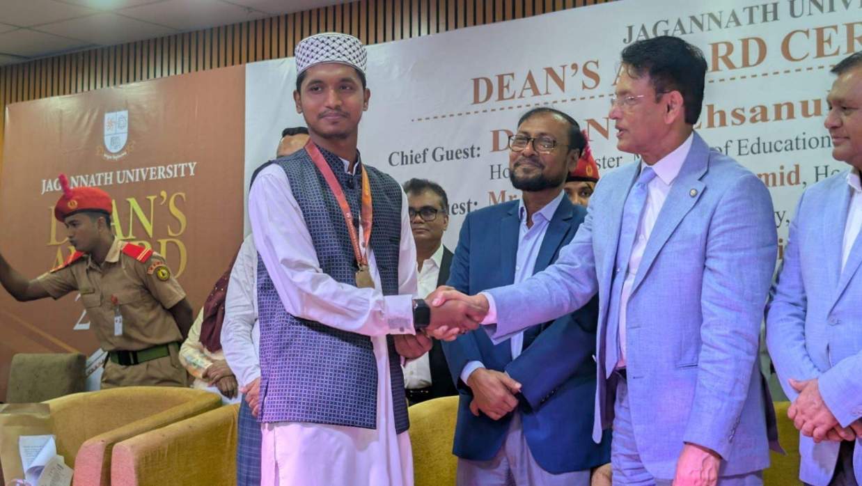 জবি শিবিরের সাবেক‌ সম্পাদক আরিফুল ইসলাম পেলেন ডিনস অ্যাওয়ার্ড