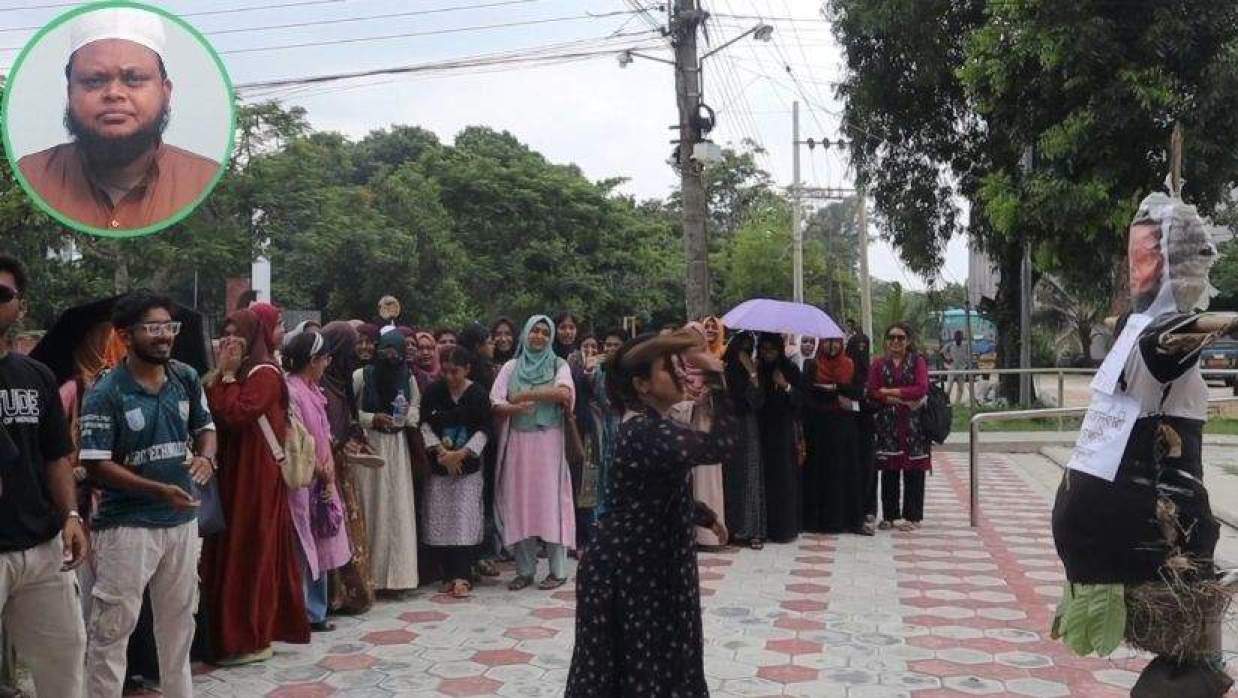 দল বেঁধে অধ্যাপকের কুশপুত্তলিকায় জুতা নিক্ষেপ করলেন ছাত্রীরা