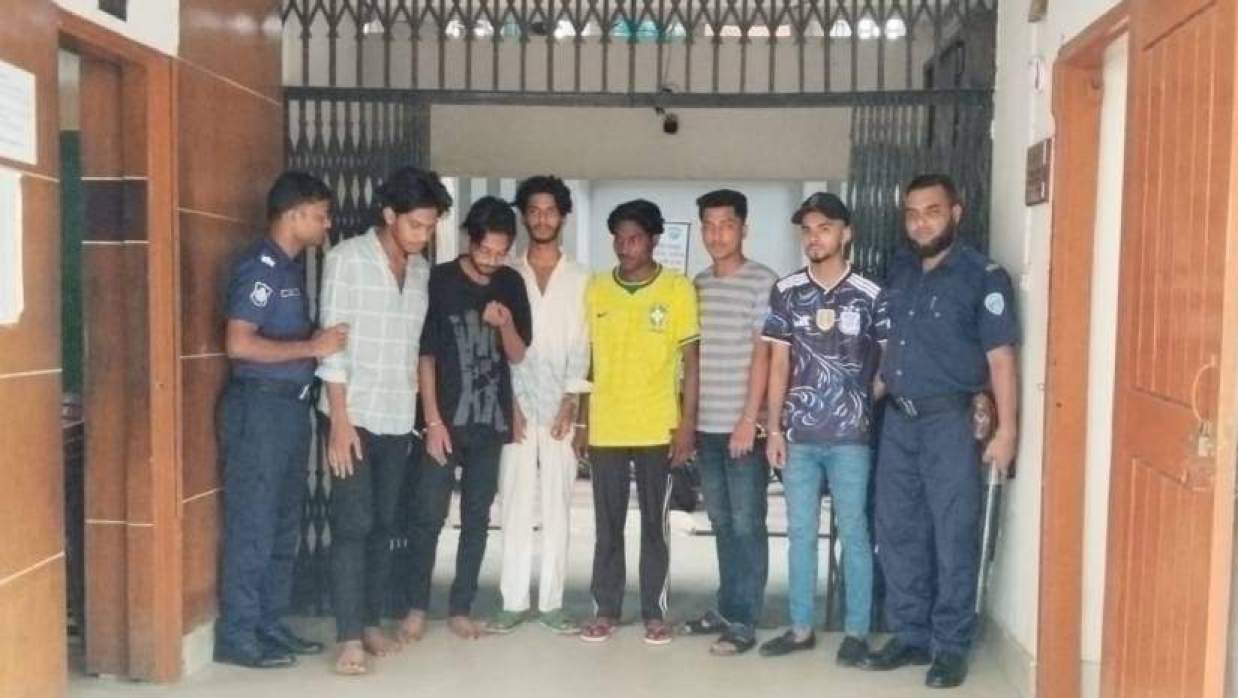 গ্রেপ্তার ছয়জন (মাঝে)