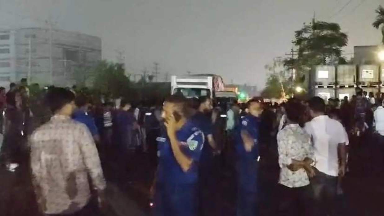 বকেয়া বেতনের দাবিতে মহাসড়ক অবরোধ