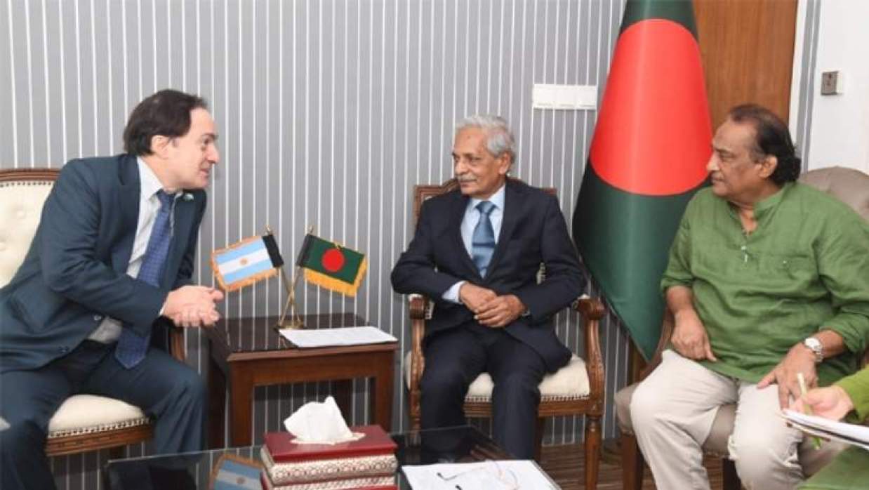 সংস্কৃতিমন্ত্রী নিতাই রায় চৌধুরীর সঙ্গে আর্জেন্টিনার রাষ্ট্রদূত মার্সেলো কার্লোসর সাক্ষাৎ