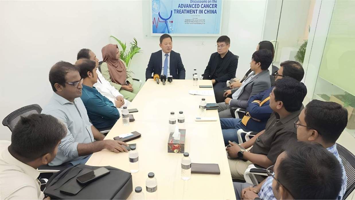আলোচনা সভায় কথা বলছেন হাসপাতালটির ভাইস প্রেসিডেন্ট ও আন্তর্জাতিক বিভাগের পরিচালক হি ল্যাংবিং