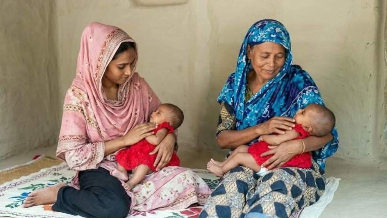 জমজ কন্যাসন্তানদের নিয়ে বাবার বাড়িতে অবস্থান করছেন রিনা খাতুন