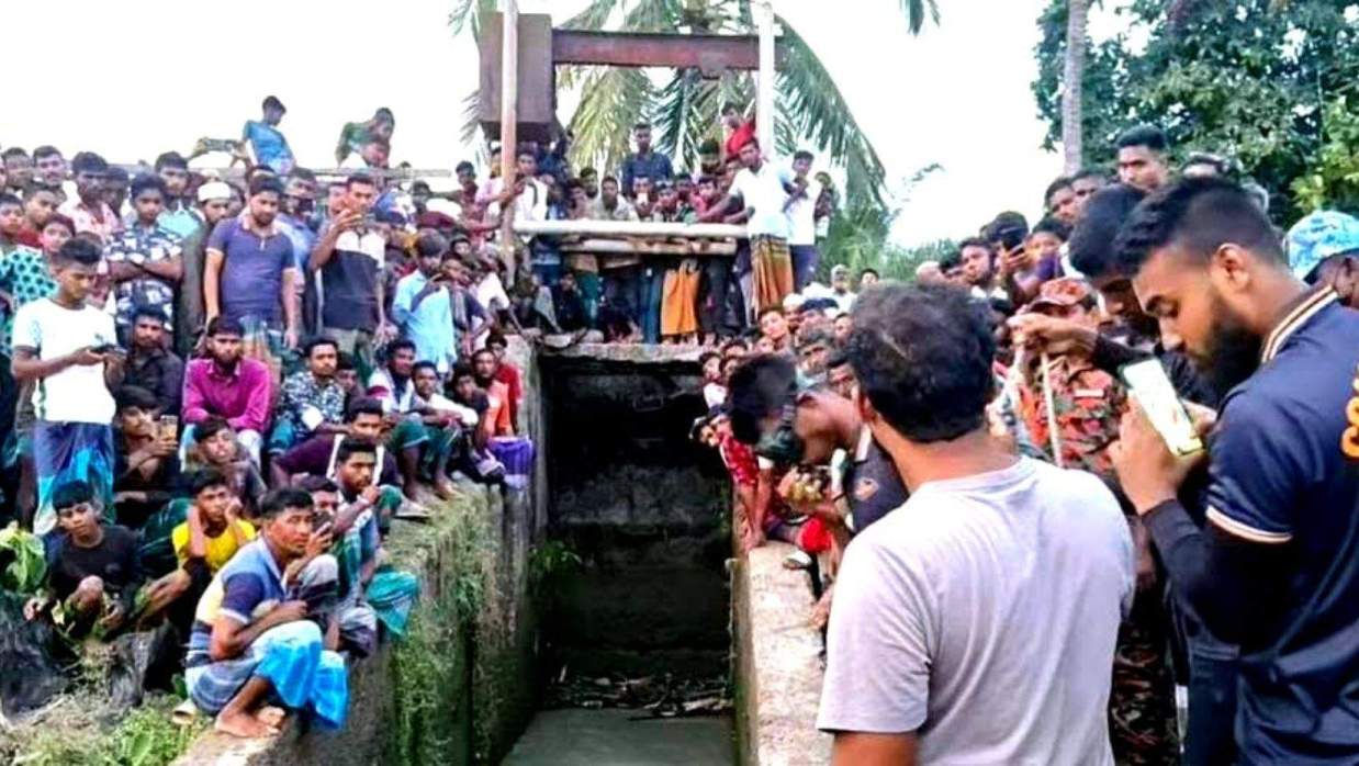 মনপুরায় খালসংলগ্ন স্লুইস গেটের পানিতে ডুবে মাহিন নিখোঁজ হওয়ার পর স্থানীয়দের ভিড়