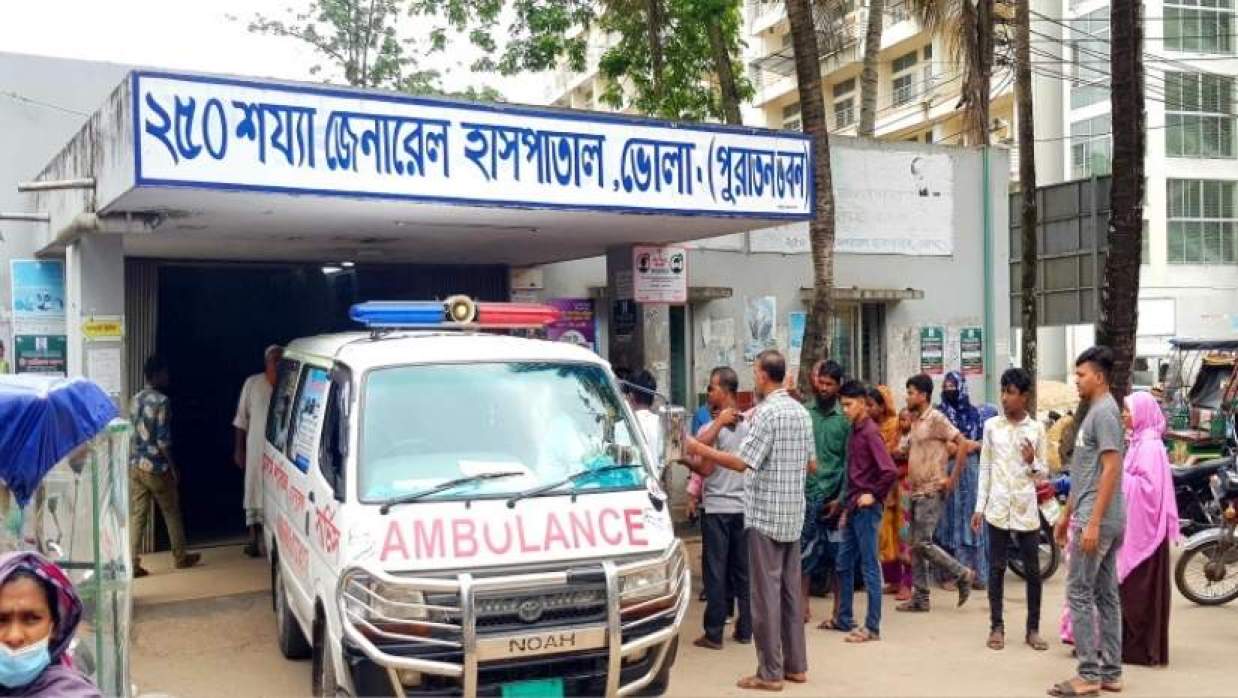 রাস্তায় পড়েছিল গৃহবধূ, হাসপাতালে মৃত্যু