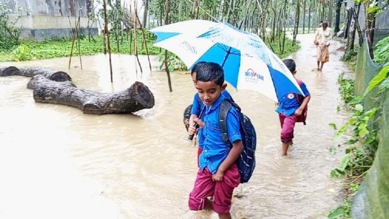 হাঁটুপানি মাড়িয়ে স্কুলে যাচ্ছে শিক্ষার্থীরা