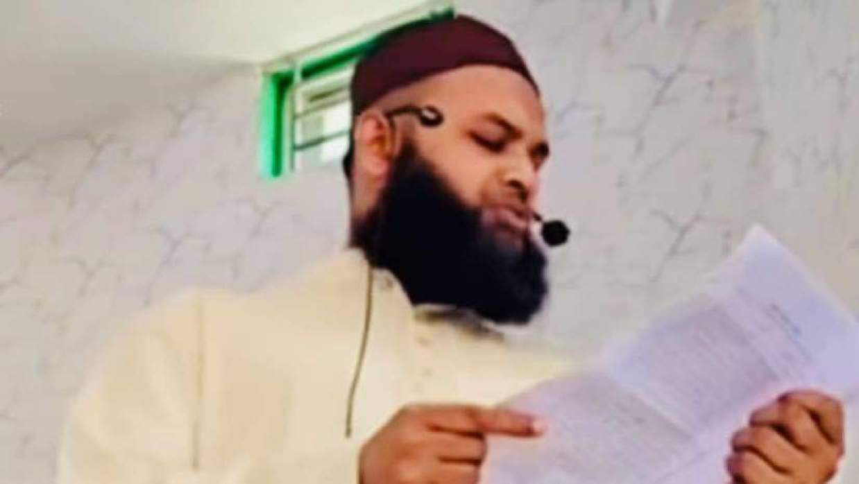 খুতবা দিচ্ছেন ইউএনও মো. মিজানুর রহমান