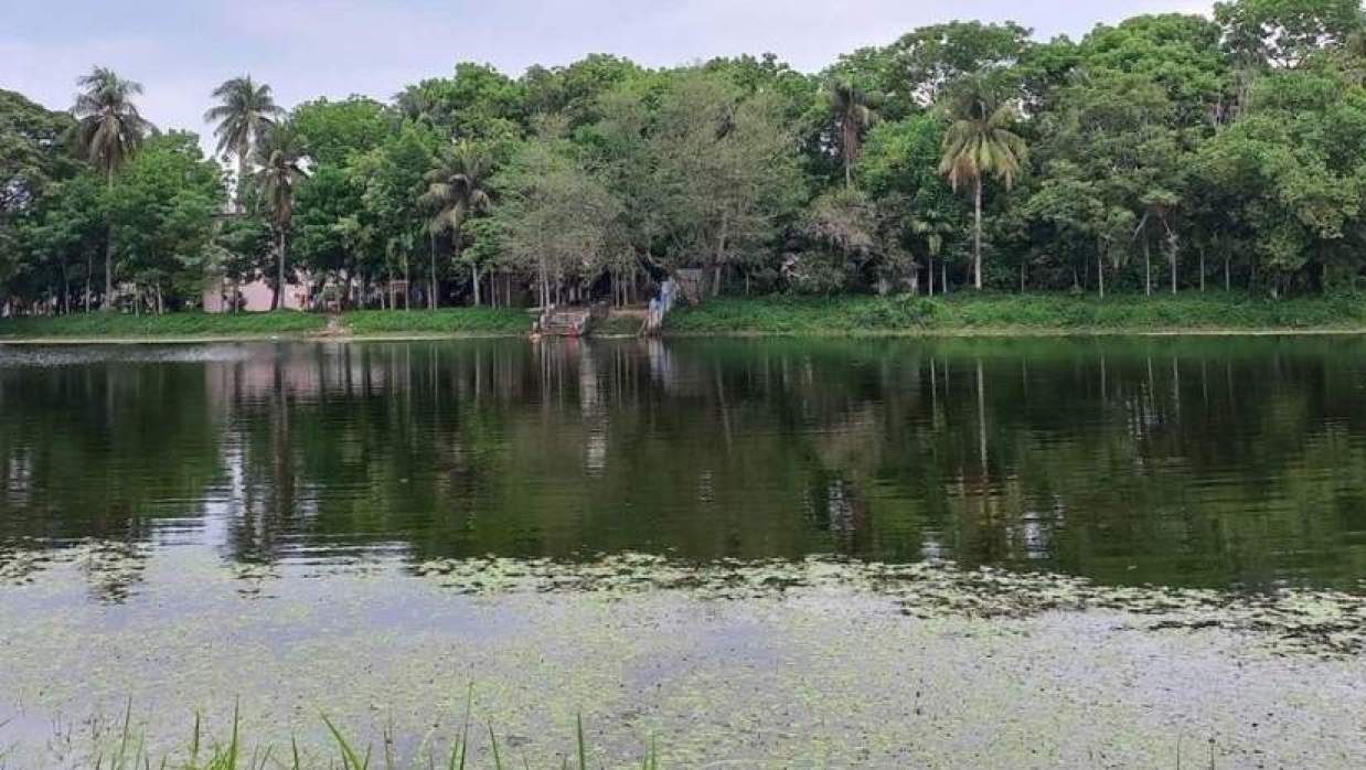 কুয়েটের খান জাহান আলী হল পুকুর