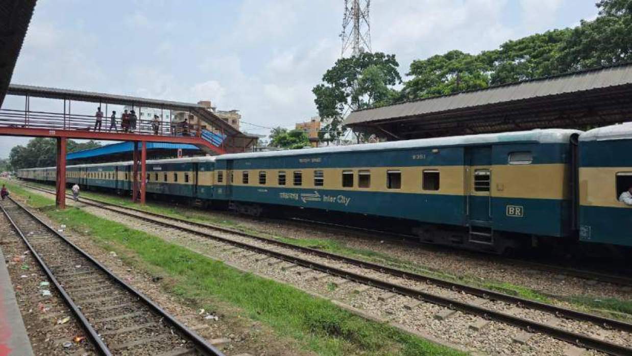 সাড়ে তিন ঘণ্টা পর ফেনী ছাড়ল মেঘনা এক্সপ্রেস