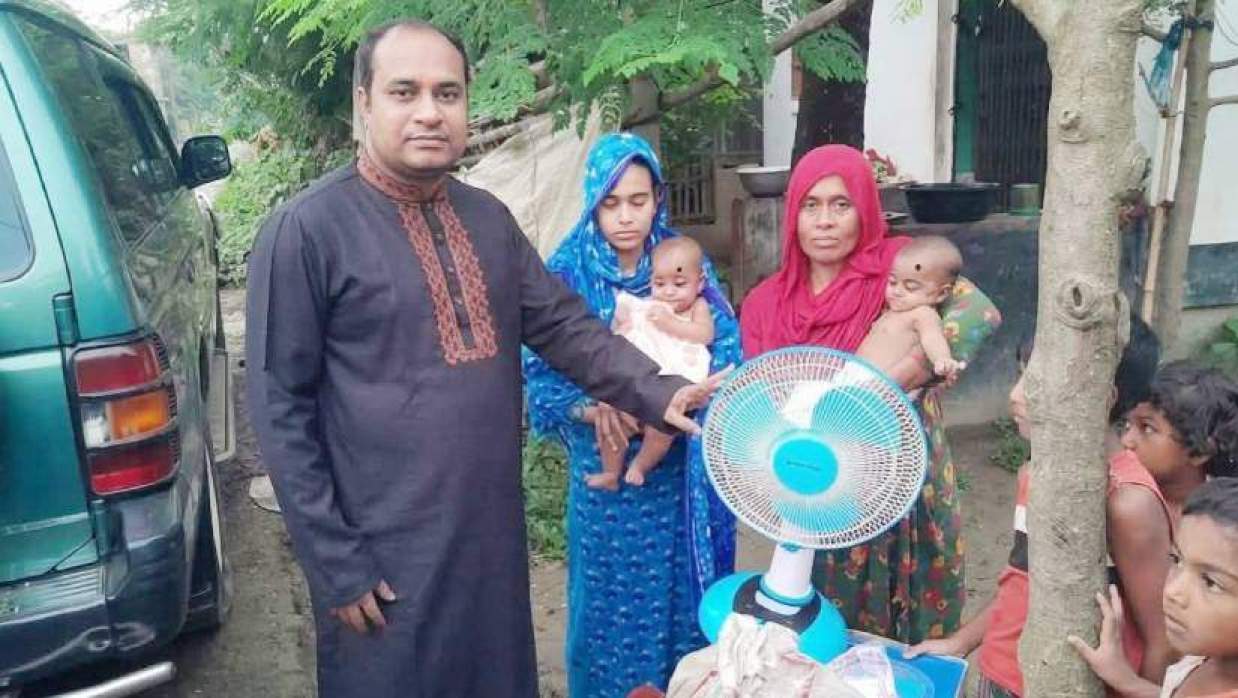 যমজ মেয়ে শিশুর পরিবারকে উপহারসামগ্রী তুলে দিচ্ছেন ইউএনও মো. সাজ্জাদ হোসেন