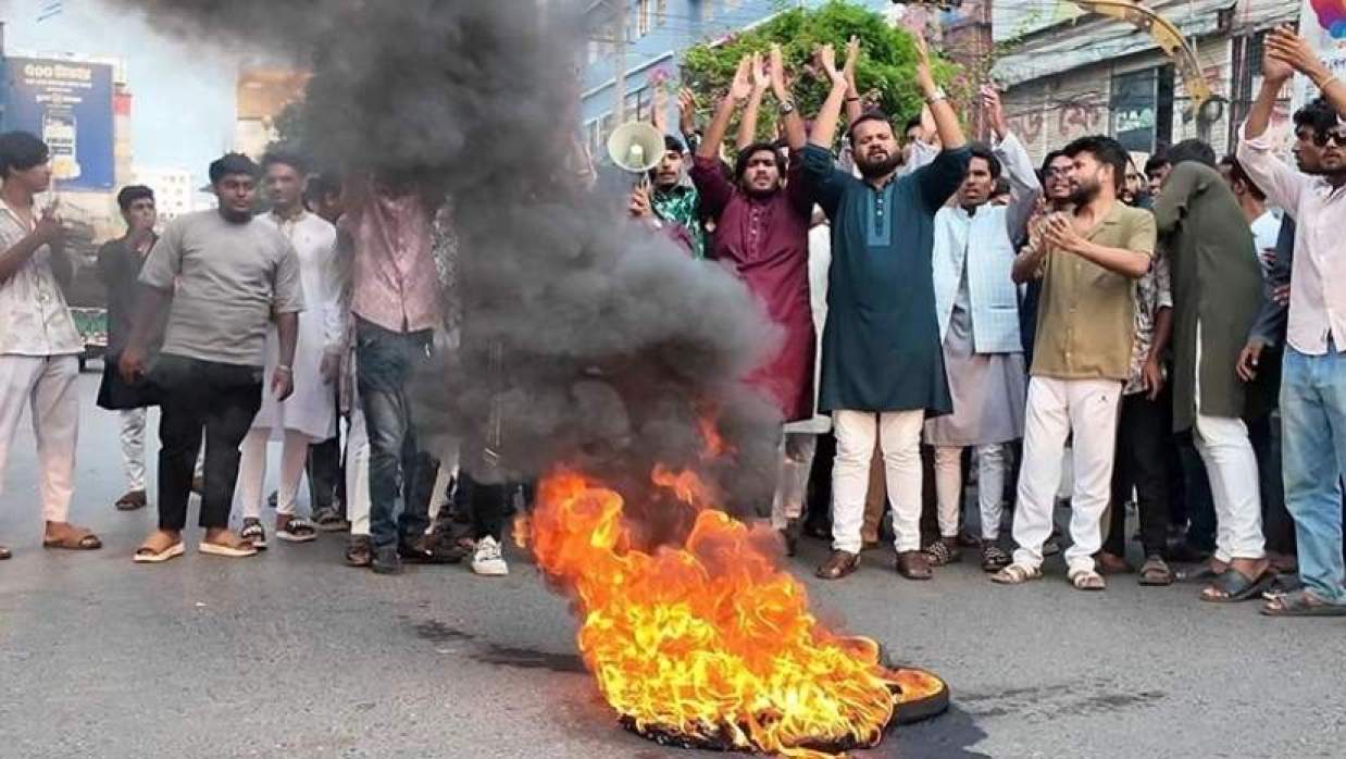 সড়ক অবরোধ ও বিক্ষোভ কর্মসূচি পালন