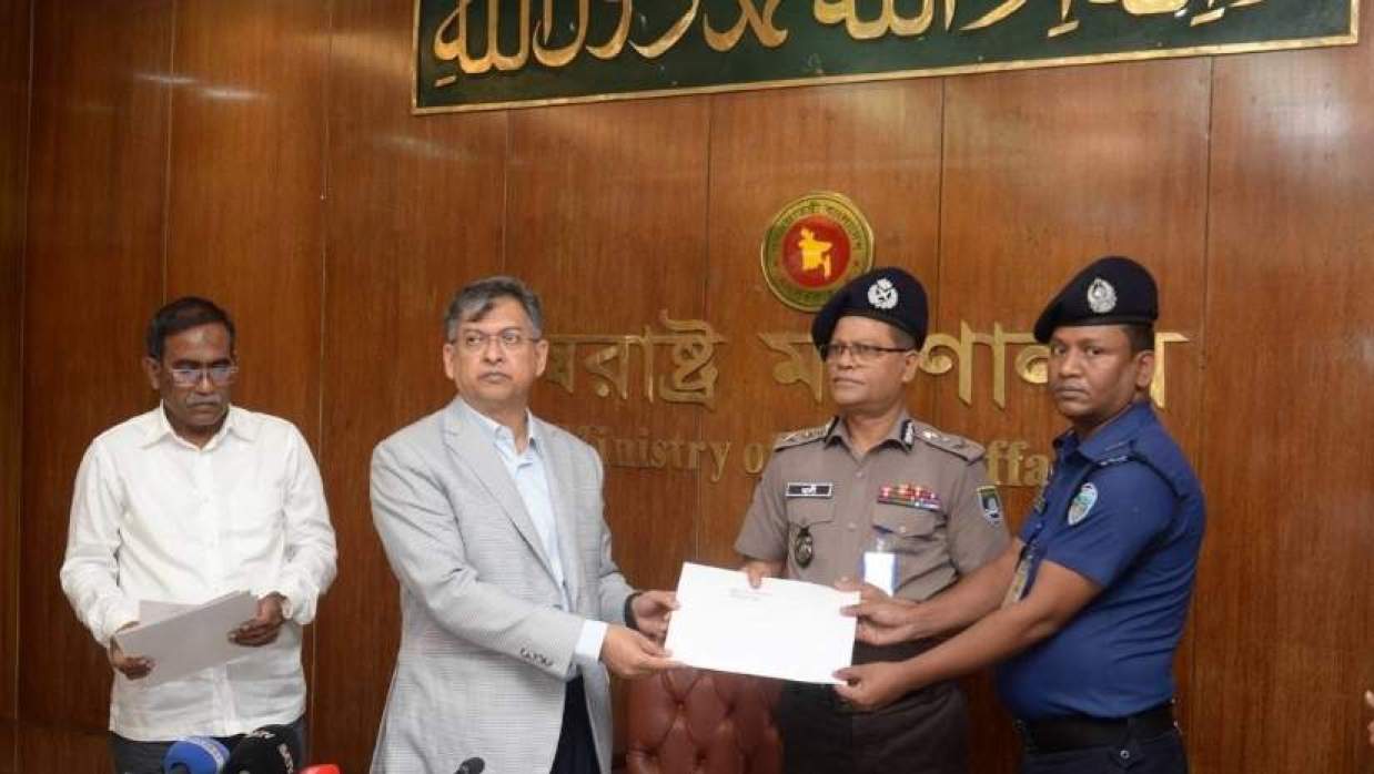 উপপরিদর্শক (এসআই) শিমুল চন্দ্র দাসকে স্বরাষ্ট্রমন্ত্রীর পক্ষ থেকে বিশেষ পুরস্কার দেওয়া হয়েছে