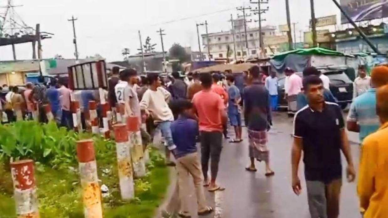 অটোরিকশাচালকরা মহাসড়ক অবরোধ করলে প্রায় এক ঘণ্টা যান চলাচল বন্ধ থাকে