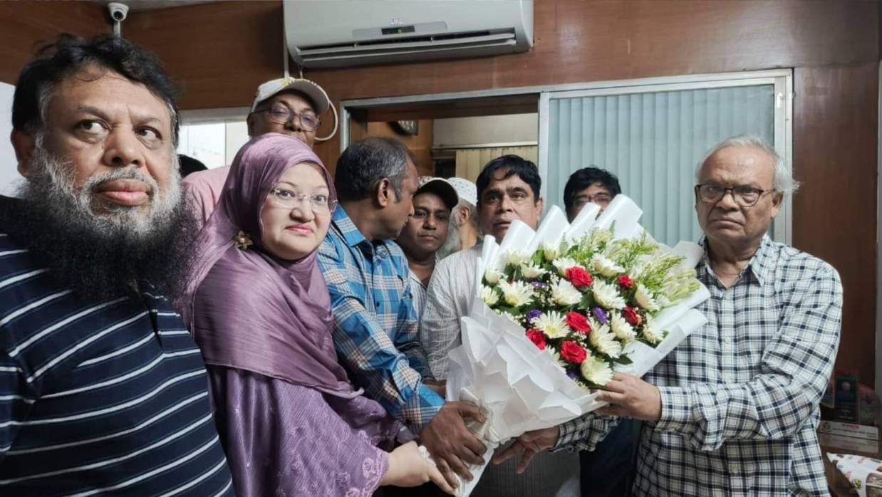 রিজভী আহমেদের সঙ্গে অ্যাসোসিয়েশন অব ইঞ্জিনিয়ার্স, বাংলাদেশের (এ্যাব) সদস্য সচিব প্রকৌশলী শোয়েব বাশরি হাবলুর নেতৃত্বে এ্যাবের নেতারা সৌজন্য সাক্ষাৎ