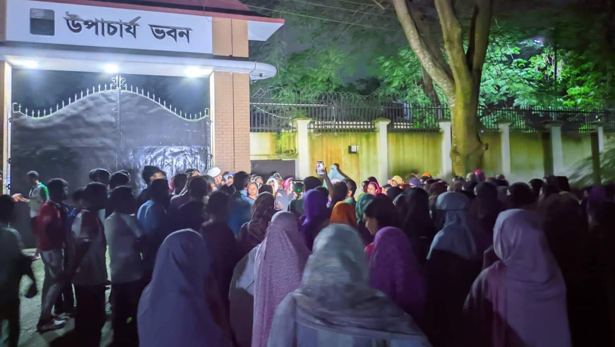 হল প্রভোস্টের পদত্যাগের দাবিতে ছাত্রীদের মধ্যরাতে বিক্ষোভ