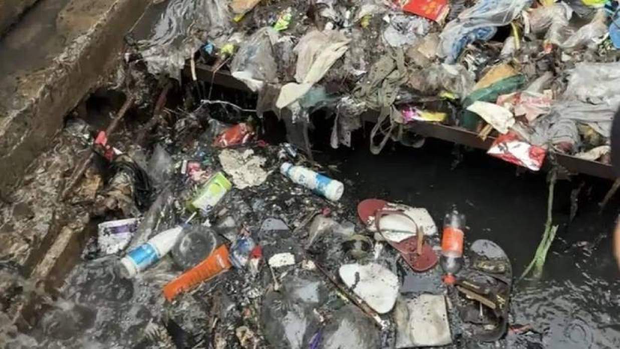 পানি নিষ্কাশনের ড্রেনে ময়লা-আর্বজনা