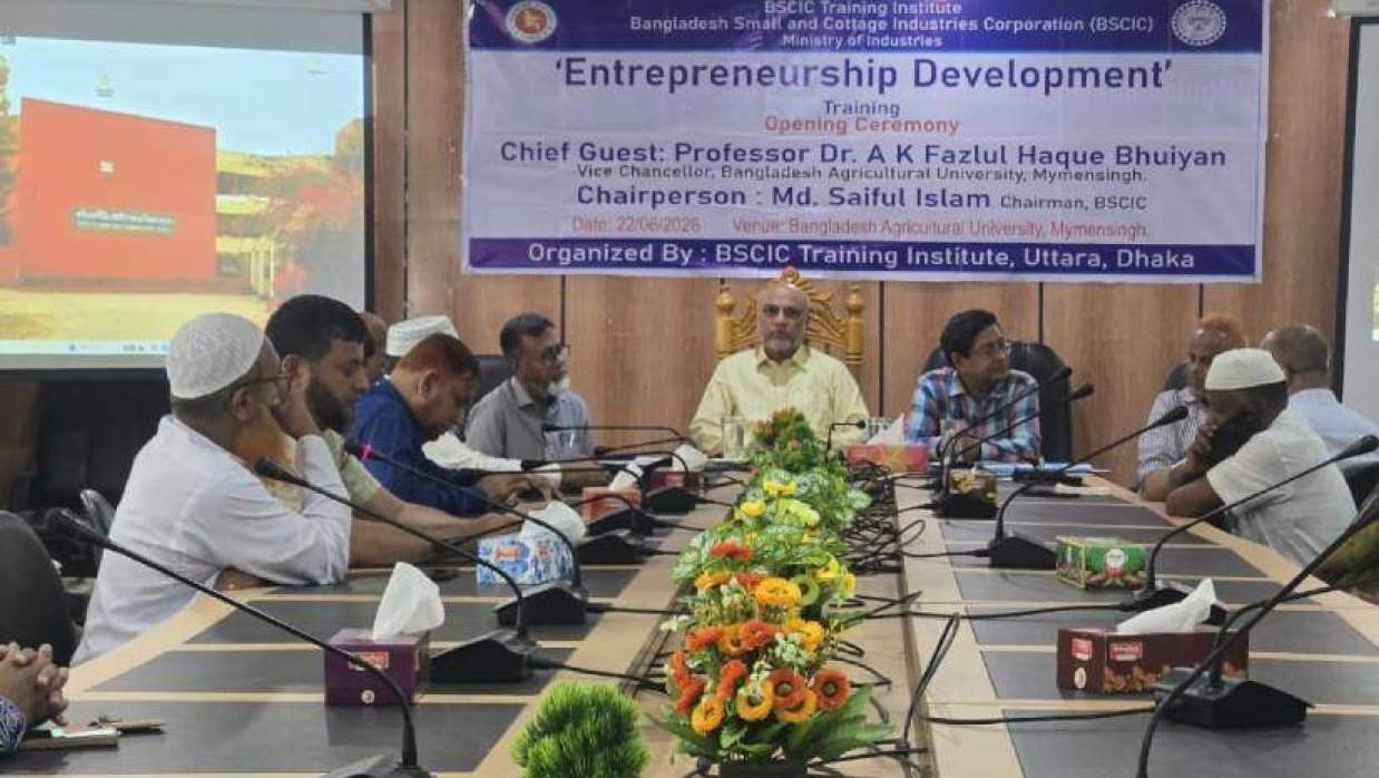 প্রশিক্ষণ কর্মসূচির উদ্বোধনী অনুষ্ঠানে প্রধান অতিথি ছিলেন উপাচার্য অধ্যাপক ড. এ কে ফজলুল হক ভূঁইয়া
