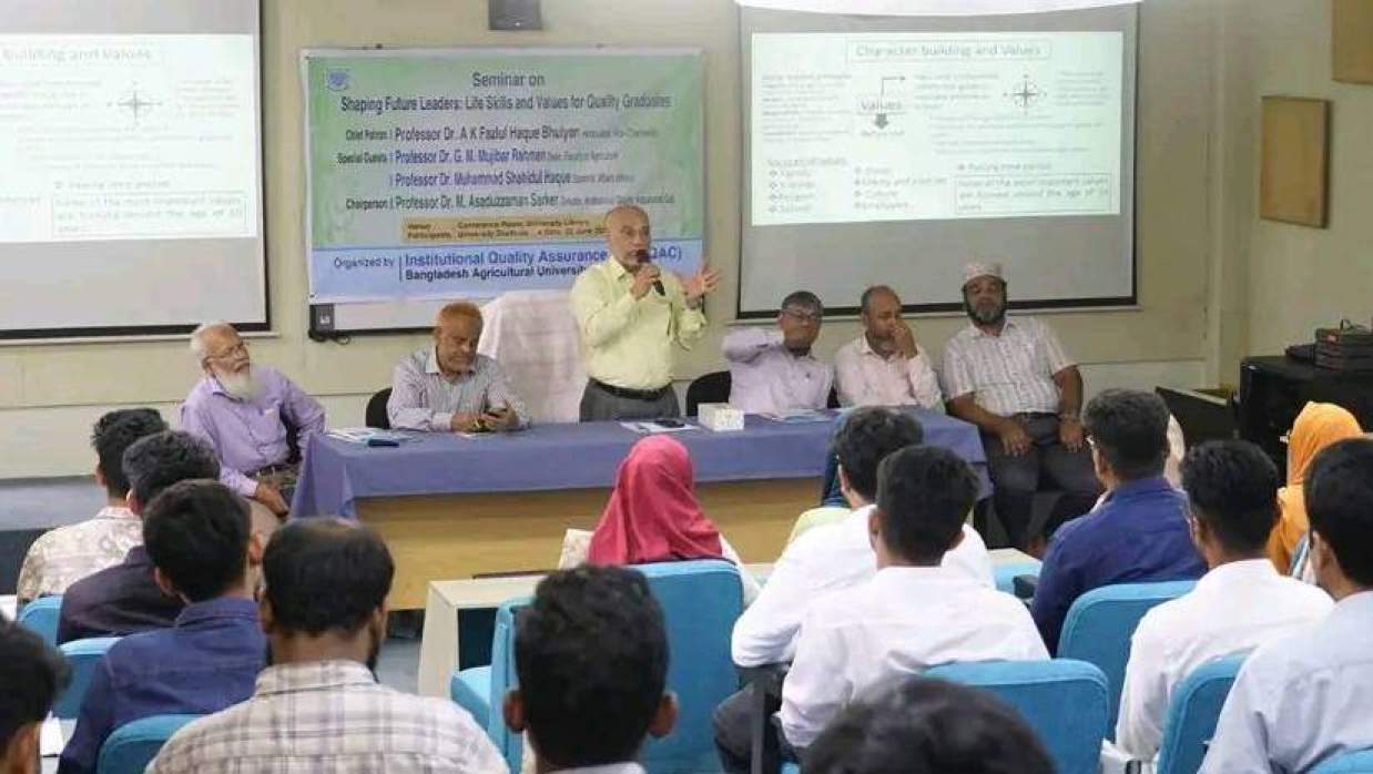 সেমিনারে বক্তব্য দিচ্ছেন উপাচার্য অধ্যাপক ড. এ কে ফজলুল হক ভূঁইয়া