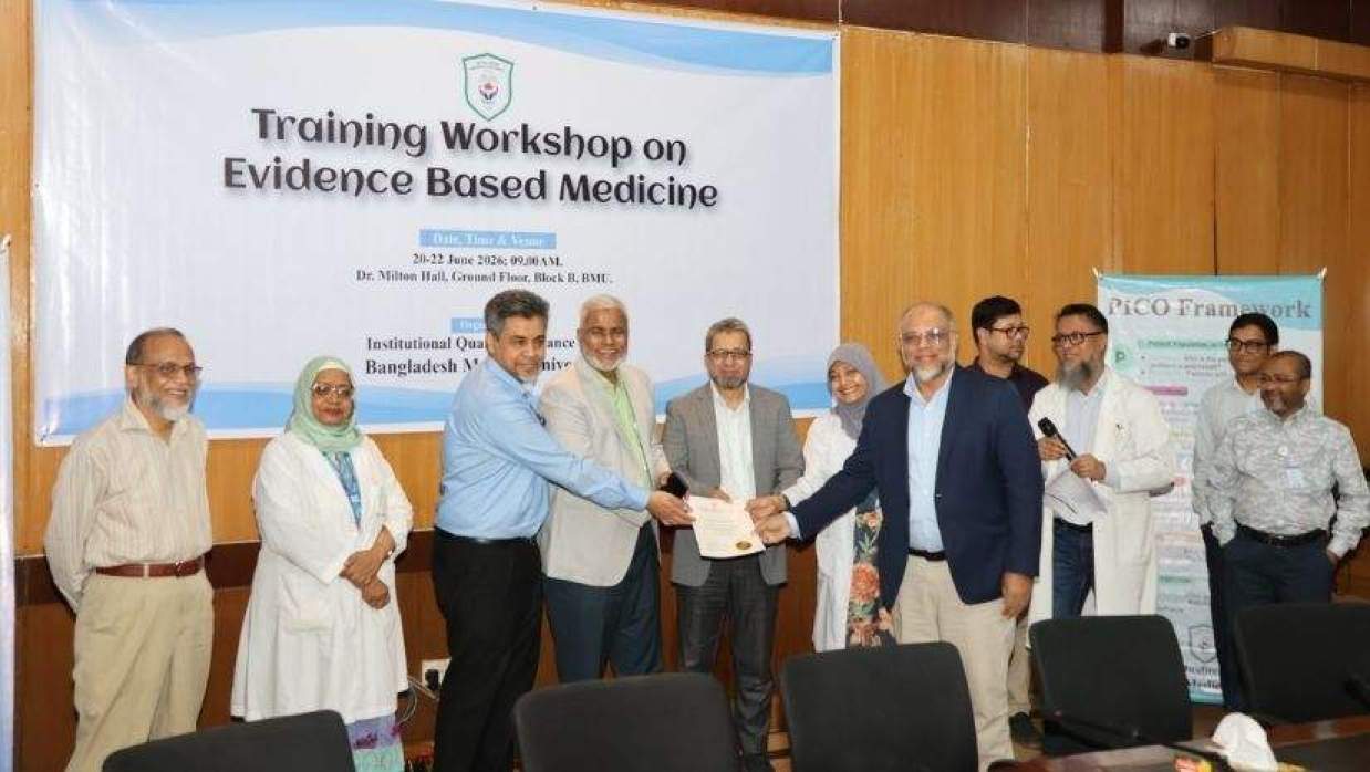 কর্মশালার সমাপনী দিনে অংশগ্রহণকারী শিক্ষকদের মাঝে সনদপত্র বিতরণ করা হয়