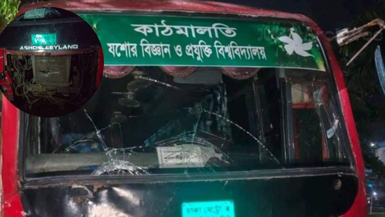 দুর্ঘটনার কবলে পড়া বাসটি