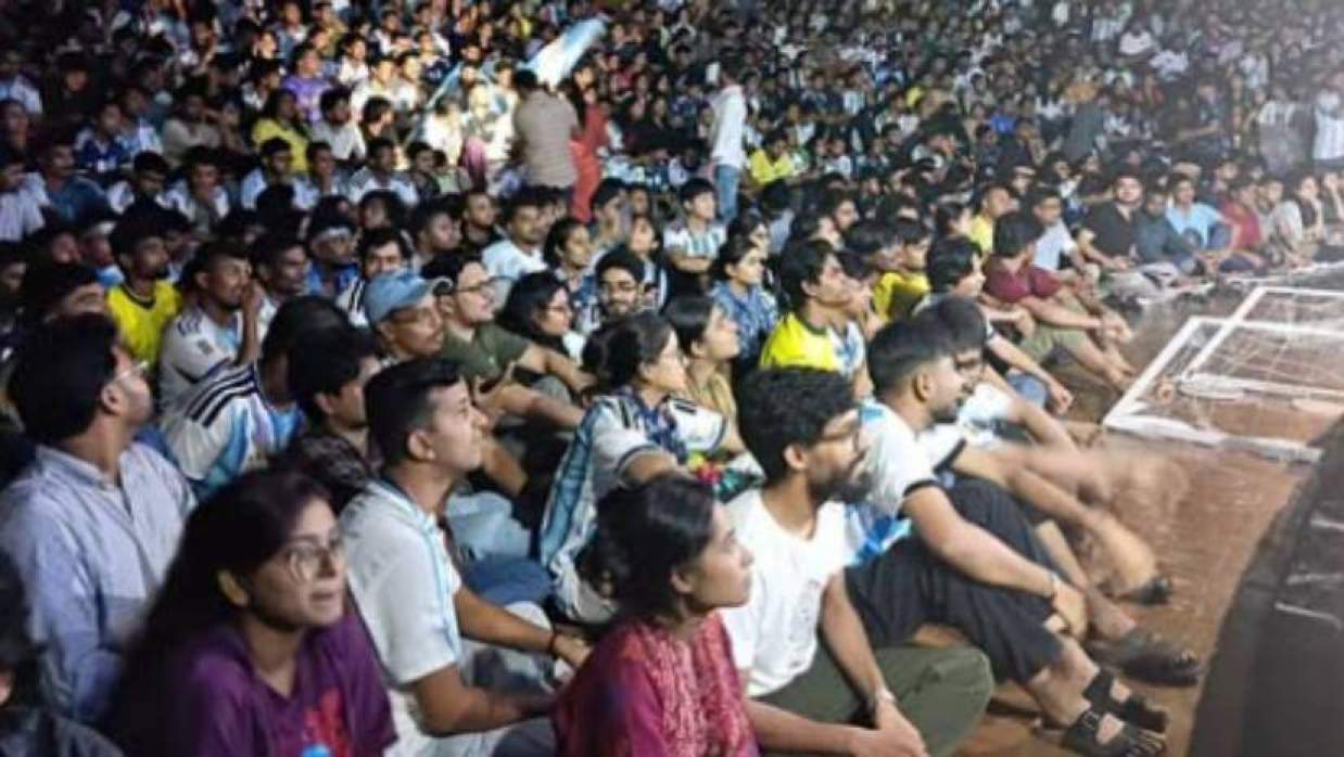 টিএসসি এলাকাজুড়ে উৎসবমুখর পরিবেশ