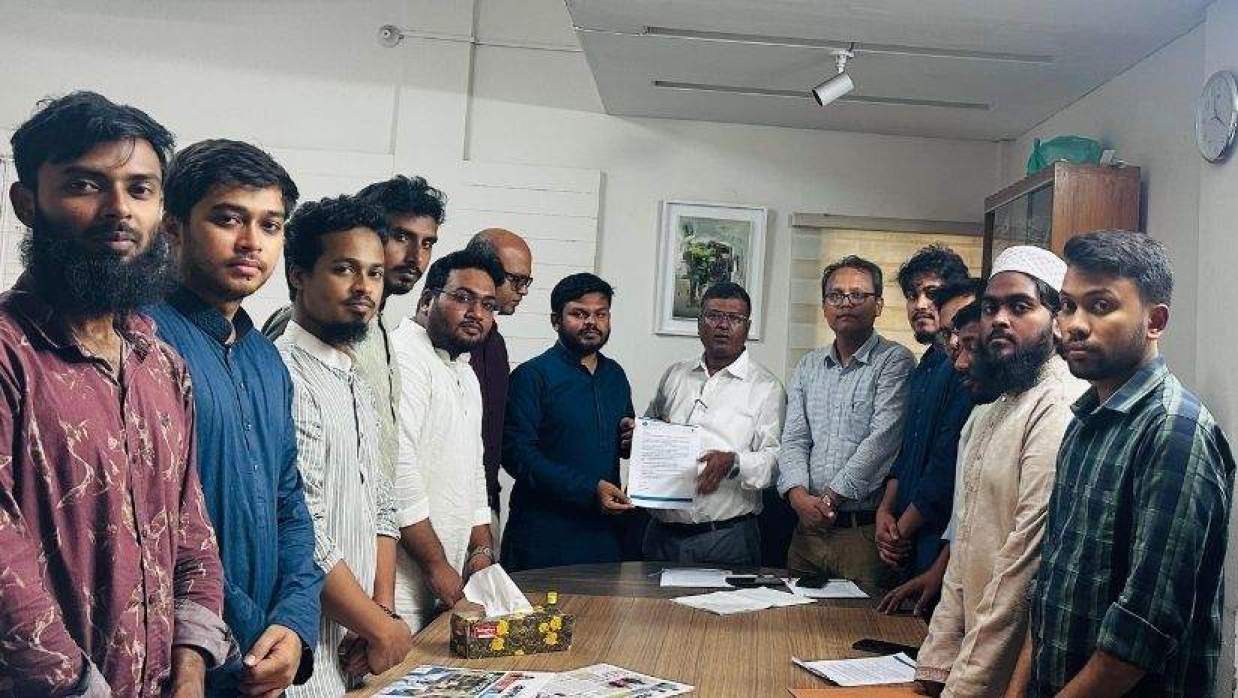 প্রক্টর বরাবর স্মারকলিপি প্রদান