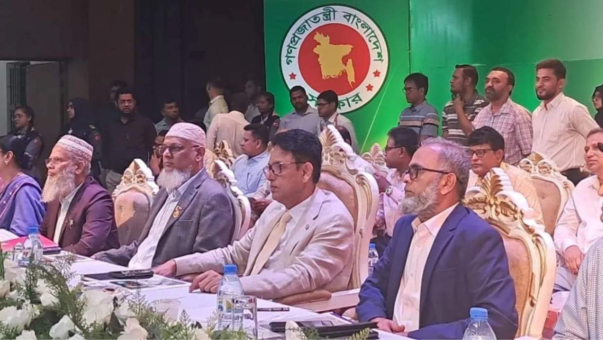 কেন্দ্রের দায়িত্বপ্রাপ্ত কর্মকর্তা ও জেলা শিক্ষা কর্মকর্তাদের সঙ্গে মতবিনিময় সভায় অতিথিরা