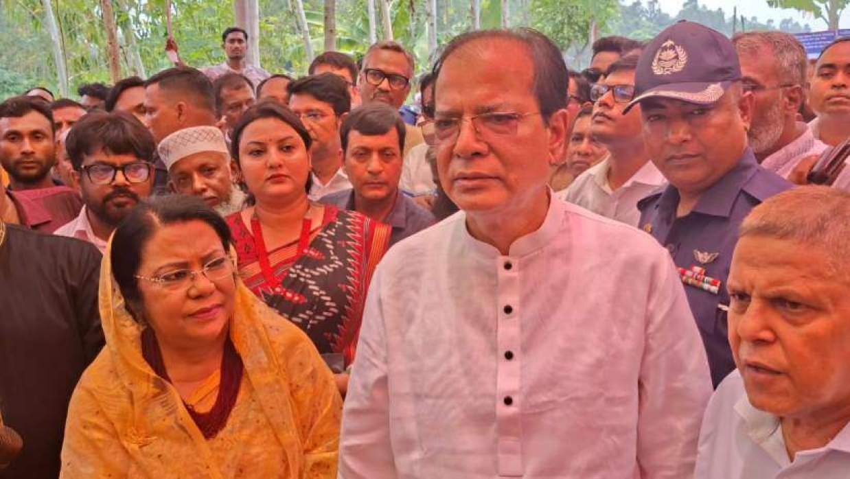 ত্রাণমন্ত্রী আসাদুল হাবিব দুলু, বেসামরিক বিমান পরিবহন ও পর্যটনমন্ত্রী আফরোজা খানম রিতাসহ অন্যরা